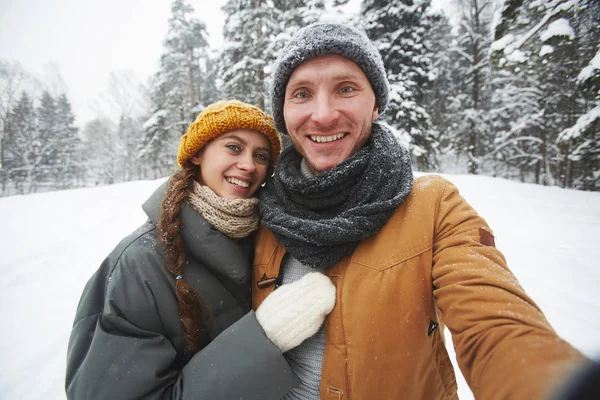 Selfie Szczęśliwej Pięknej Młodej Pary Parku Zimowym Uśmiechnięta Optymistyczna Para — Zdjęcie stockowe