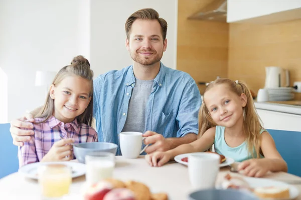 Young Father His Two Adorable Daughters Looking You While Sitting — 스톡 사진