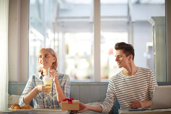 Joven Haciendo Sorpresa Para Novia Mientras Pasa Tiempo Cafetería Día — Foto de Stock