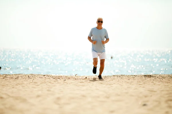 Pensionné Actif Tenue Sport Descendant Plage Sable Avec Eau Arrière — Photo