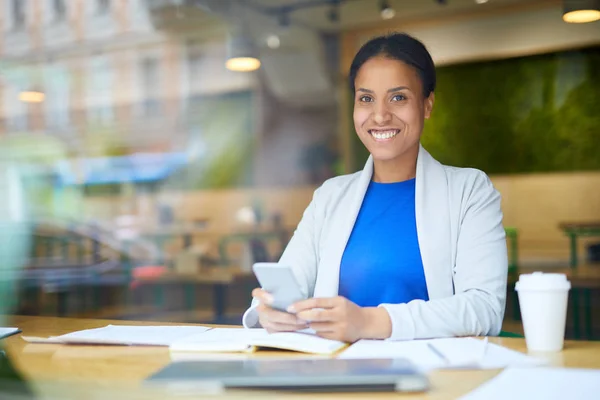 Fröhliche Junge Managerin Smarten Lässigen Sitzen Tisch Nachrichtenübermittlung Smartphone Und — Stockfoto