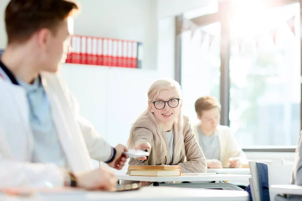 Blondes Mädchen Nimmt Gadget Ihrer Klassenkameradin Bei Individueller Arbeit Unterricht — Stockfoto