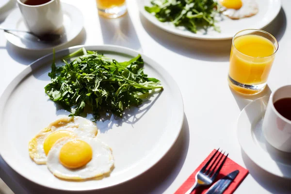 朝食にグリーンの目玉焼き ジュースのグラスを添えた目玉焼きのクローズアップ — ストック写真
