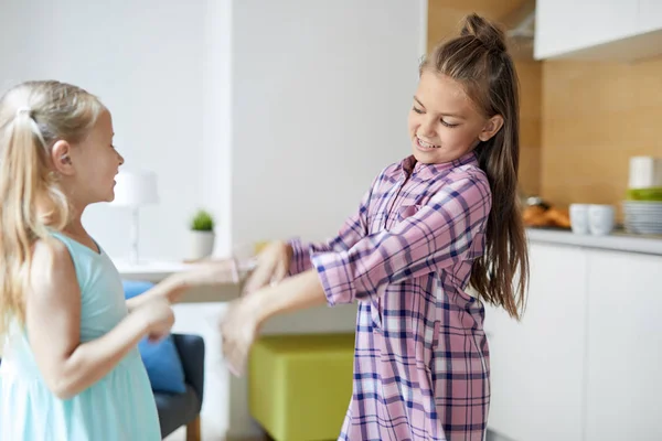 Küçük Kız Kardeş Elleriyle Tutarak Eğlenirken Oturma Odasında Dönüyor — Stok fotoğraf