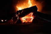 Pálení dřeva v ohni uvnitř speciální pece na přípravu pizzy nebo krbu