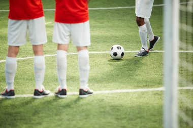 Oyun öncesi eğitim sırasında futbol topu sonra yeşil alan yürüyüş futbol oyuncularından biri