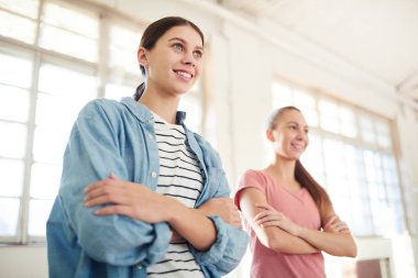 Spor olarak çalışma sırasında egzersiz Koç sonra tekrar ederken onların ams göğsüne geçiş iki etkin kız