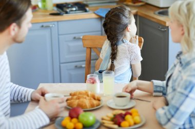 Küçük rahatsız ya da kaprisli kız kahvaltı ile ailesinden döndü