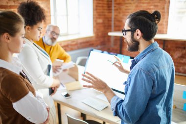 Genç yönetici, meslektaşlarına bu kadar kısa sürede bir sürü işle nasıl başa çıkabileceklerini anlatıyor.