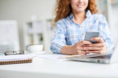 Randevu ayarlamak için akıllı telefonlu mesajlaşma ya da istemcinin irtibatını arayan genç ajan