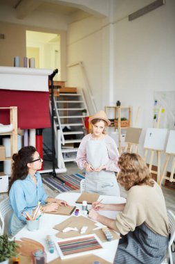 Genç yaratıcı meslektaşları grubu yeni fikirlerin tartışılması için stüdyoda toplandı