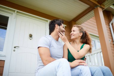 Terasta rahatlatıcı iken genç aşk kadın kocası yüzüne dokunmadan