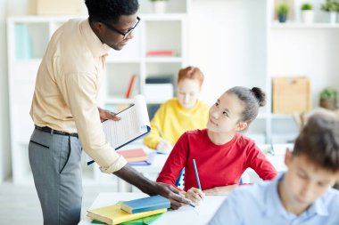 Derste onu copybook bazı notlar öğretmen açıklama dinlerken kalem ile Pretty kız öğrenci