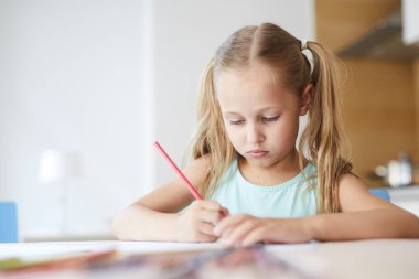 Evde kalırken boş zamanlarında boya kalemleri ile resim çizim Oldukça ciddi kız