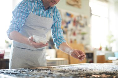 Master iş elbisesi masa nın üzerine eğilerek ve birbirine yakın gemide fayans koyarak