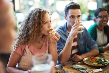 Aç rahat kız arkadaşları arasında akşam yemeği ile pizza yeme ve sohbet sırasında bunlardan birini dinlerken
