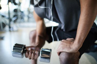 Afrikalı-Amerikalı etkin adam ise eğitim çağdaş Spor Merkezi veya spor salonu dumbbells ile egzersiz yaparak