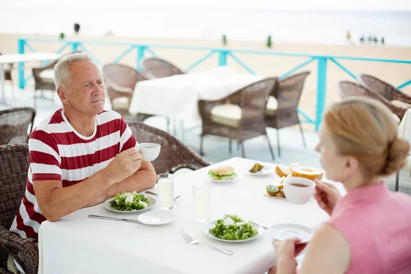 Moderne Senior Paar Met Vegetarische Lunch Thee Drinken Terwijl Zittend — Stockfoto