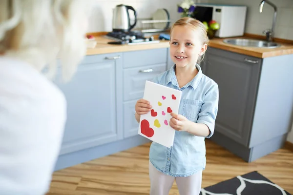 Joyeux Petite Fille Montrant Carte Anniversaire Main Maman Avec Beaucoup — Photo