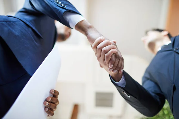 Debajo Vista Los Empresarios Exitosos Estrechando Mano Después Firmar Contrato — Foto de Stock