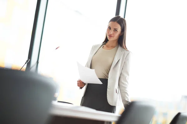 Retrato Inclinado Una Elegante Mujer Negocios Mirando Cámara Mientras Sostiene — Foto de Stock