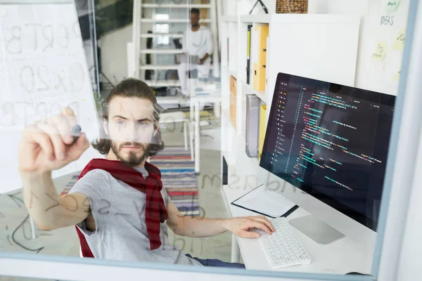 Allvarlig Självsäkra Unga Kreativa Hipster Coder Casual Kläder Sitter Vid — Stockfoto