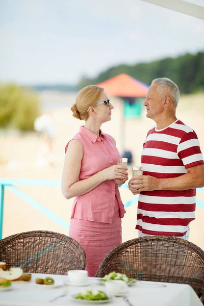 Ouder Rustgevend Echtpaar Met Drankjes Bespreken Hoe Dag Doorbrengen Het — Stockfoto