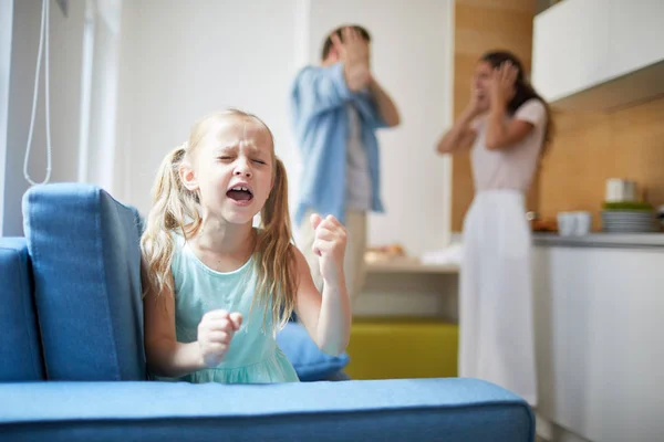 Niña Caprichosa Expresando Disgusto Por Voz Fuerte Golpeando Sillón Con —  Fotos de Stock