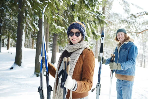 Cintura Até Retrato Feliz Casal Jovem Esquiando Floresta Inverno Foco — Fotografia de Stock