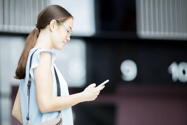 Jonge Vrouw Slimme Casual Zoeken Haar Smartphone Tijdens Het Lopen — Stockfoto