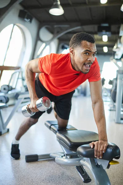 Junge Athletin Aktivkleidung Steht Auf Sportgeräten Auf Einem Knie Während — Stockfoto