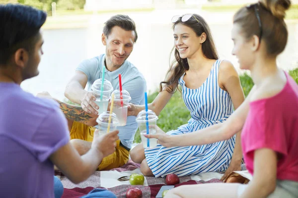 Glückliche Junge Frauen Und Männer Die Mit Getränken Anstoßen Während — Stockfoto