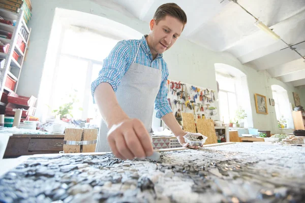 Giovane Artigiano Grembiule Appoggiato Bordo Durante Posa Foto Mosaico Nella — Foto Stock