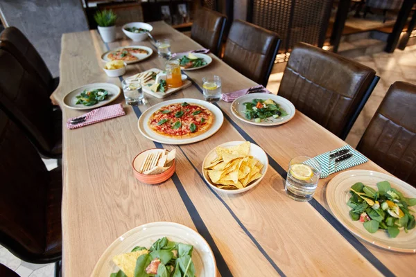 Varios Tipos Alimentos Frescos Platos Bebidas Vasos Aperitivos Tazones Servidos —  Fotos de Stock