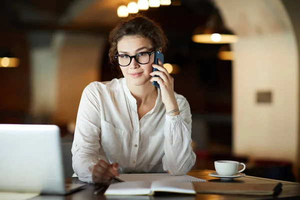 Young Pretty Brunette Woman Smartphone Sitting Table Cafe Looking Camera — 스톡 사진