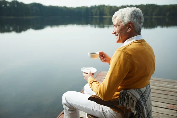 Alegre Hombre Apuesto Delicada Suéter Amarillo Pantalones Blancos Sentados Silla — Foto de Stock