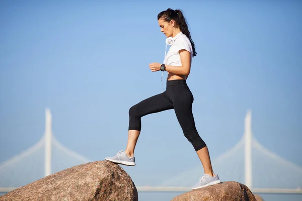 Mujer Joven Deportiva Seria Atractiva Auriculares Modernos Cuello Pisando Piedras —  Fotos de Stock