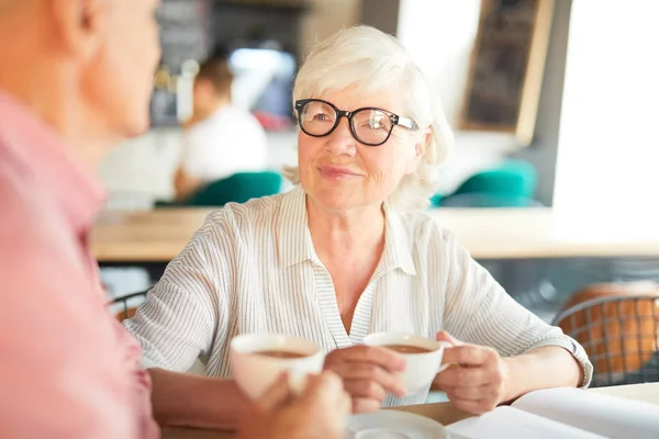 Mujer Anciana Con Taza Mirando Colega Durante Discusión Ideas Reunión — Foto de Stock