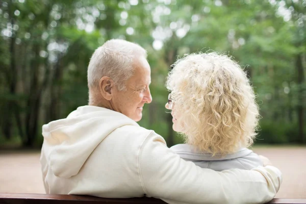 Rear View Amorous Senior Couple Sitting Bench Park Looking One — Stock Photo, Image