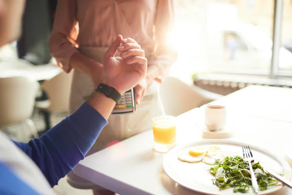 Primer Plano Del Hombre Irreconocible Que Paga Desayuno Con Smartwatch — Foto de Stock