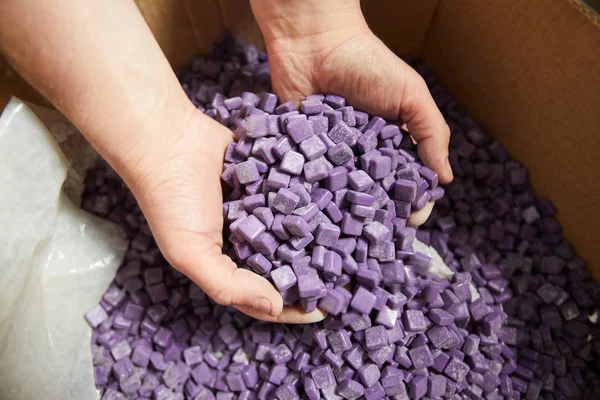 Montón Azulejos Cuadrados Color Púrpura Claro Las Manos Del Maestro —  Fotos de Stock