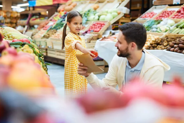 Positiva Bella Ragazza Con Code Cavallo Che Pomodoro Padre Mentre — Foto Stock