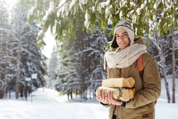 Midja Upp Porträtt Stilig Ung Besätta Posera Vinter Skog Hållande — Stockfoto