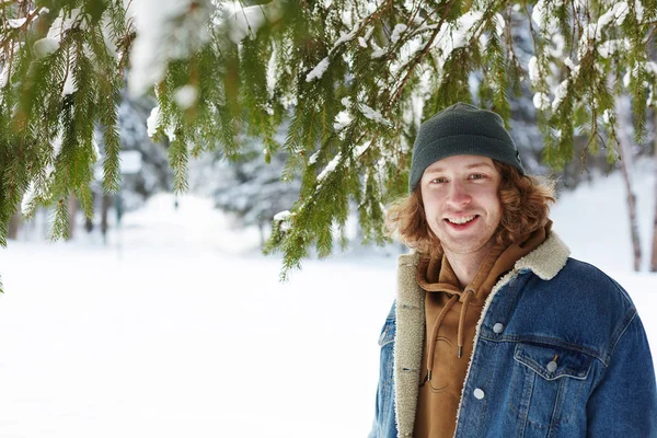 Retrato Jovem Moderno Posando Floresta Nevada Inverno Olhando Para Câmera — Fotografia de Stock