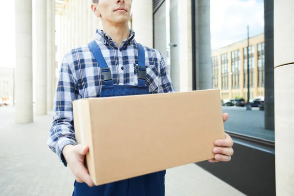 Jovem Mensageiro Workwear Carying Grande Pacote Procurar Dos Clientes — Fotografia de Stock