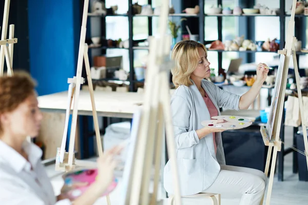 Elegante Donna Bionda Leggero Casual Seduta Davanti Cavalletto Pittura Con — Foto Stock