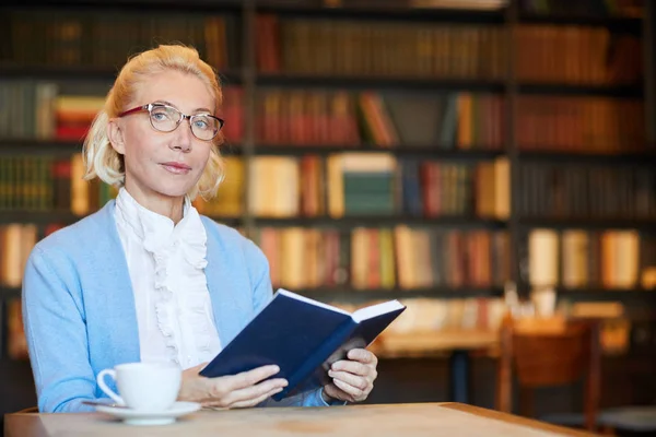 Mulher Loira Envelhecida Com Livro Aberto Sentado Biblioteca Café Lazer — Fotografia de Stock