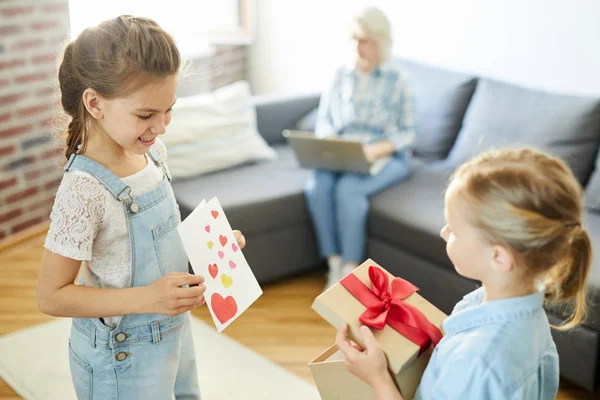 Les Petites Filles Montrent Elles Ont Préparé Pour Anniversaire Leur — Photo