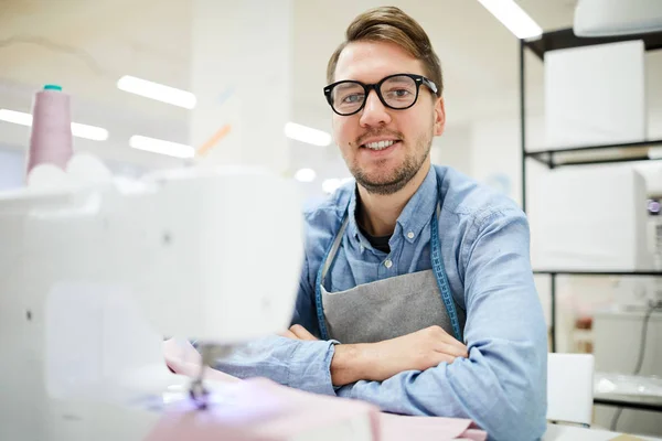 Fröhlich Aufgeregte Gut Aussehende Junge Schneiderin Mit Brille Sitzt Tisch — Stockfoto