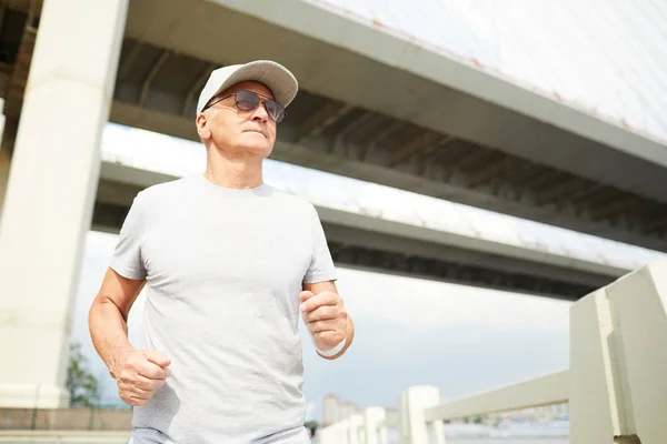 Homem Maduro Óculos Sol Camiseta Cinza Jogging Boné Beisebol Ambiente — Fotografia de Stock